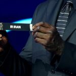 Asistent žrebovania Shaquille O'Neal vytiahol kartu Iránu počas oficiálneho žrebovania Majstrovstiev sveta vo futbale 2026