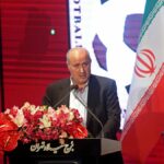 Prezident Iránskej futbalovej federácie Mehdi Taj hovorí počas ceremoniálu