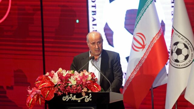 Prezident Iránskej futbalovej federácie Mehdi Taj hovorí počas ceremoniálu