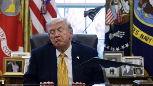 Americký prezident Donald Trump hovorí pre médiá v Oválnej pracovni Bieleho domu