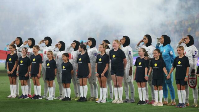 Irán salutuje a spieva národnú hymnu počas Ázijského pohára žien AFC 2026
