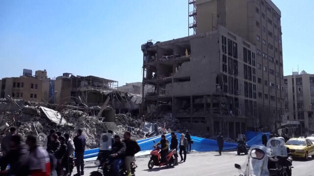 Irán ukazuje vládne budovy zničené americko-izraelskými útokmi | Newsfeed
