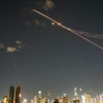 Stopy po zachytení rakiet protivzdušnej obrany vidno v sobotu v Tel Avive v Izraeli,