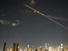 Irán vo vyhlásení FIFA pohrozil odstúpením z majstrovstiev sveta po náletoch USA Stopy po zachytení rakiet protivzdušnej obrany vidno v sobotu v Tel Avive v Izraeli,