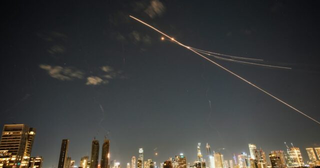 Stopy po zachytení rakiet protivzdušnej obrany vidno v sobotu v Tel Avive v Izraeli,