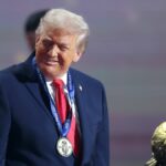 WASHINGTON, DC – 5. DECEMBER: Americký prezident Donald Trump preberá cenu FIFA za mier počas oficiálneho žrebovania Majstrovstiev sveta vo futbale 2026 v John F. Kennedy Center for the Performing Arts 5. decembra 2025 vo Washingtone, DC. (Foto: Dan Mullan/Getty Images)