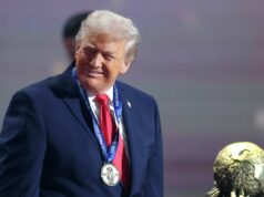 Irán vyzýva FIFA, aby vylúčila USA z MS 2026 po bezpečnostnom varovaní Donalda Trumpa WASHINGTON, DC – 5. DECEMBER: Americký prezident Donald Trump preberá cenu FIFA za mier počas oficiálneho žrebovania Majstrovstiev sveta vo futbale 2026 v John F. Kennedy Center for the Performing Arts 5. decembra 2025 vo Washingtone, DC. (Foto: Dan Mullan/Getty Images)