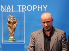 Irán zaútočil na Austráliu a obvinil ju zo zajatia futbalového tímu ako rukojemníka – a prirovnal to k bombovému útoku na školu, kde bolo zabitých 160 dievčat Prezident Iránskej futbalovej federácie Mehdi Taj (na fotografii s mužskou trofejou z majstrovstiev sveta vo futbale) spustil útok na Austráliu a obvinil vládu z únosu a brania hráčok národného ženského tímu ako rukojemníčok.