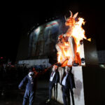 Iránci upaľujú Trumpa a podobizne Netanjahua na zhromaždení obetí vojnových lodí