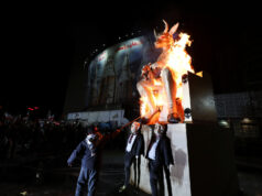 Iránci upaľujú Trumpa a podobizne Netanjahua na zhromaždení obetí vojnových lodí Iránci upaľujú Trumpa a podobizne Netanjahua na zhromaždení obetí vojnových lodí