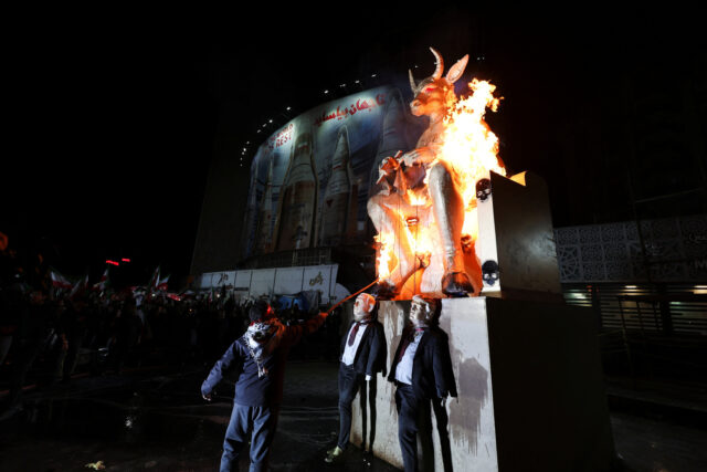 Iránci upaľujú Trumpa a podobizne Netanjahua na zhromaždení obetí vojnových lodí
