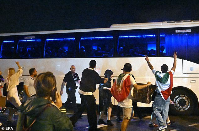 Iránske futbalové hviezdy prosia o pomoc, zatiaľ čo demonštranti obkľúčia Demonštranti obkľúčili autobus iránskeho ženského futbalového tímu v nedeľu večer po skončení kampane Ázijského pohára