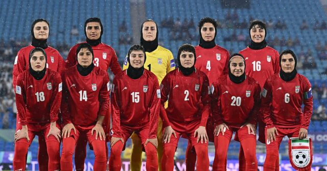   Iránska islamská republika pózuje na tímovej fotografii počas zápasu AFC Women's Asian Cup Australia 2026 medzi Iránskou islamskou republikou a Filipínami na štadióne Gold Coast. 