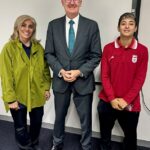 Austrálsky minister vnútra Tony Burke pózuje s podpornou pracovníčkou iránskeho ženského futbalového tímu Zahrou Soltan Meshkeh Kar a tímovou hráčkou Mohaddeseh Zolfiovou, ktoré v utorok dostali azyl. Odvtedy jedna z dvoch žien podľa Burkeovej zmenila názor