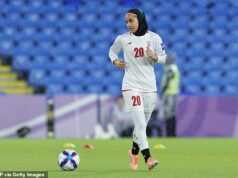 Iránsky futbalista, ktorý sa vrátil do svojej rodnej krajiny, tvrdí, že austrálska polícia naliehala na hráčov, aby zostali Iránsky stredopoliar Fatemeh Shaban tvrdí, že austrálska polícia tlačila na spoluhráčov, aby zostali