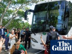 Iránsky ženský futbalový tím odchádza po pristátí v Sydney v autobuse, zatiaľ čo emocionálni priaznivci sledujú | Iránsky ženský futbalový tím Iránsky ženský futbalový tím odchádza po pristátí v Sydney v autobuse, zatiaľ čo emocionálni priaznivci sledujú | Iránsky ženský futbalový tím