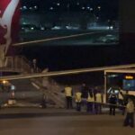 Iránsky ženský futbalový tím opustil Austráliu (na obrázku sú ženy vystupujúce z lietadla z Gold Coast do Sydney)