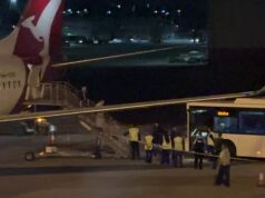 Iránsky ženský futbalový tím odlieta z Austrálie – ale viac sa rozhodlo zostať, keďže sa objavujú tvrdenia rodín hráčok zajatých ako rukojemníkov v ich domovskej krajine Iránsky ženský futbalový tím opustil Austráliu (na obrázku sú ženy vystupujúce z lietadla z Gold Coast do Sydney)