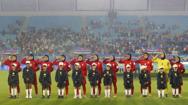 Iránsky ženský tím spieva po odpore národnú hymnu a odchádza z Ázijského pohára s prehrou s Filipínami
