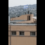 Izraelskí osadníci vandalizujú školu, vztyčujú izraelskú vlajku na okupovanom Západnom brehu Jordánu | Izraelsko-palestínsky konflikt