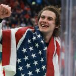 Jack Hughes obhajuje mužskú podporu tímu USA pre ženský hokejový tím