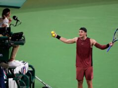 Jacka Drapera zasiahla kontroverzná výzva VAR, keď sa skončila obhajoba titulu Indian Wells proti Medvedevovi: „V žiadnom prípade ho to dostatočne nerozptyľovalo“ Jack Draper gestikuluje smerom k predsedovi rozhodcu počas štvrťfinálového zápasu proti Daniilovi Medvedevovi (AP)