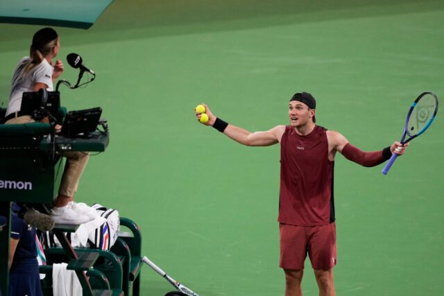 Jack Draper gestikuluje smerom k predsedovi rozhodcu počas štvrťfinálového zápasu proti Daniilovi Medvedevovi (AP)