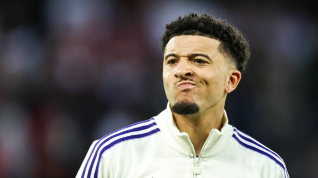 Jadon Sancho z Aston Villy hrá počas osemfinále futbalového zápasu 16. kola Európskej ligy UEFA medzi Lille (LOSC) a Aston Villou na štadióne Pierre-Mauroy vo Villeneuve-d'Ascq na severe Francúzska. (Foto Ibrahim Ezzat/NurPhoto cez Getty Images)