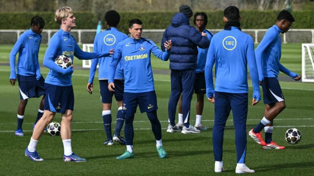 Lucas Bergvall a Pedro Porro na tréningu na Hotspur Way pred posledným zápasom Ligy majstrov Tottenhamu proti Atleticu Madrid