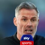 MANCHESTER, ANGLICKO - 2. MÁJ: Bývalý hráč Liverpoolu a súčasný odborník Sky Sports Jamie Carragher sa pozerá na zápas pred zápasom Premier League medzi Manchester City FC a Wolverhampton Wanderers FC na Etihad Stadium 2. mája 2025 v Manchestri v Anglicku. (Foto: Carl Recine/Getty Images)