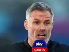 Jamie Carragher kritizuje hráčov Liverpoolu, ktorí „nechcú kopať“ po remíze Tottenhamu MANCHESTER, ANGLICKO - 2. MÁJ: Bývalý hráč Liverpoolu a súčasný odborník Sky Sports Jamie Carragher sa pozerá na zápas pred zápasom Premier League medzi Manchester City FC a Wolverhampton Wanderers FC na Etihad Stadium 2. mája 2025 v Manchestri v Anglicku. (Foto: Carl Recine/Getty Images)