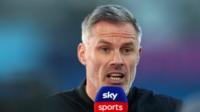 MANCHESTER, ANGLICKO - 2. MÁJ: Bývalý hráč Liverpoolu a súčasný odborník Sky Sports Jamie Carragher sa pozerá na zápas pred zápasom Premier League medzi Manchester City FC a Wolverhampton Wanderers FC na Etihad Stadium 2. mája 2025 v Manchestri v Anglicku. (Foto: Carl Recine/Getty Images)