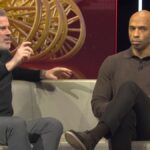 Jamie Carragher hovorí po boku Thierryho Henryho