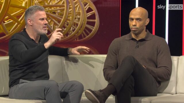 Jamie Carragher hovorí po boku Thierryho Henryho