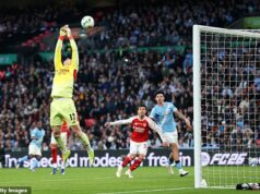 Jamie Carragher zavolá Mikela Artetu a omylom brankára Kepu, ktorému „nie je nič dlžný“ – predtým, ako vysvetlí, prečo je ich brankár Man City INÝ. Jamie Carragher kritizoval rozhodnutie Mikela Artetu zachovať dôveru s Kepa Arrizabalaga vo finále Carabao Cupu po jeho drahej chybe pri otváracom zápase Man City vo Wembley.