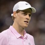 Jannik Sinner čelí divákovi, keď je rozhodca nútený zasiahnuť