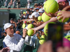 Jannik Sinner je pripravený vytvoriť vzrušujúci zápas s Joaom Fonsecom Jannik Sinner podpisuje fanúšikom autogramy po víťazstve v 3. kole nad Denisom Shapalovom počas BNP Paribas Open v Indian Wells, Kalifornia, 8. marca 2026.