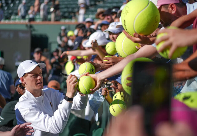 Jannik Sinner je pripravený vytvoriť vzrušujúci zápas s Joaom Fonsecom Jannik Sinner podpisuje fanúšikom autogramy po víťazstve v 3. kole nad Denisom Shapalovom počas BNP Paribas Open v Indian Wells, Kalifornia, 8. marca 2026.