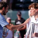 Jannik Sinner posiela správu Daniilovi Medvedevovi po tom, čo ho porazil vo finále Indian Wells Open