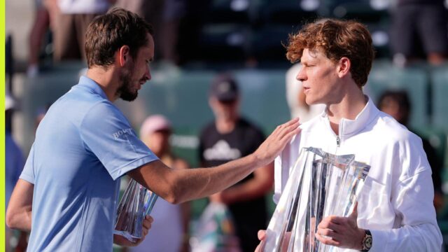 Jannik Sinner posiela správu Daniilovi Medvedevovi po tom, čo ho porazil vo finále Indian Wells Open
