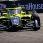 Jazdec IndyCar sa počas kvalifikácie rúti do steny