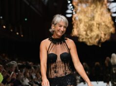 Je Layne Beachley najschopnejší 53-ročný v Austrálii? Surfová legenda omráči na módnej prehliadke v priesvitných šatách Austrálska ikona surfovania Layne Beachley ukradla v piatok šou na festivale módy v Melbourne