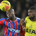 Jean-Philippe Mateta z Crystal Palace bojuje s Kevinom Dansom z Tottenhamu Hotspur