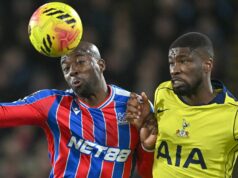 Je Tottenham vs Crystal Palace v televízii? Ako sa pozerať, TV kanál, živé vysielanie, rádiové pokrytie Jean-Philippe Mateta z Crystal Palace bojuje s Kevinom Dansom z Tottenhamu Hotspur