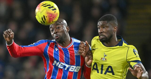 Jean-Philippe Mateta z Crystal Palace bojuje s Kevinom Dansom z Tottenhamu Hotspur