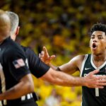 Jeremy Fears Jr z Michigan State kopne súpera do slabín