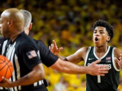 Jeremy Fears Jr z Michigan State kopne súpera do slabín Jeremy Fears Jr z Michigan State kopne súpera do slabín