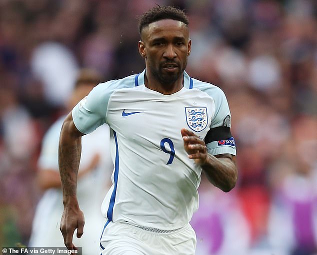 Jermain Defoe získal šok, pretože bývalú hviezdu Spurs a Anglicka Jermain Defoe prevzal svoju prvú stálu manažérsku úlohu, pričom bývalého anglického útočníka vymenoval Woking