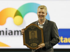 Jim Courier je zmätený súpravou Indian Wells Nike od Jannika Sinnera 6. marca 2026; Indian Wells, CA, USA; Jannik Sinner (ITA) počas zápasu 2. kola proti Daliborovi Svrcinovi (CZE) na turnaji BNP Paribas Open v Indian Wells Tennis Garden. Povinný kredit: Jayne Kamin-Oncea-Imagn Images