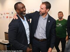 Jimmy Floyd Hasselbaink znovu vyvolal spor so Suellou Bravermanovou po tom, čo reformný poslanec označil ciele FA za „rasistické“ a „úplné prebudené nezmysly“ Jimmy Floyd Hasselbaink sa ubezpečil, že prijal prácu s Garethom Southgatem a Anglickom skôr kvôli jeho trénerským schopnostiam než kvôli farbe pleti.